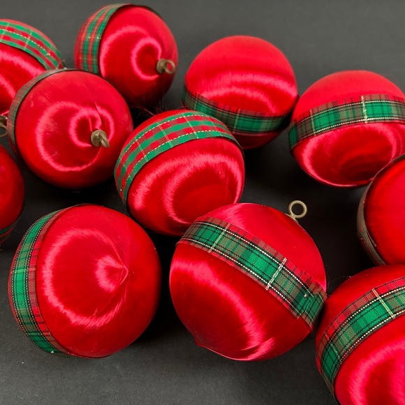 Lot of 12 Vintage Satin Spun Christmas Ornaments Red Balls with Ribbon - Picture 11 of 16